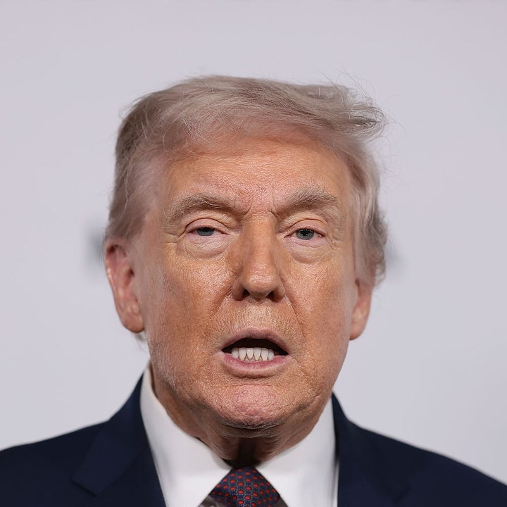 Person i dress som snakker på et arrangement