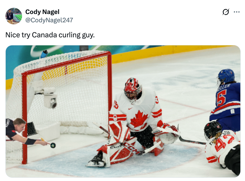 Hockeymålvakt i Team Canada-utstyr blokkerer et skudd når en curlingspiller dukker opp i bakgrunnen