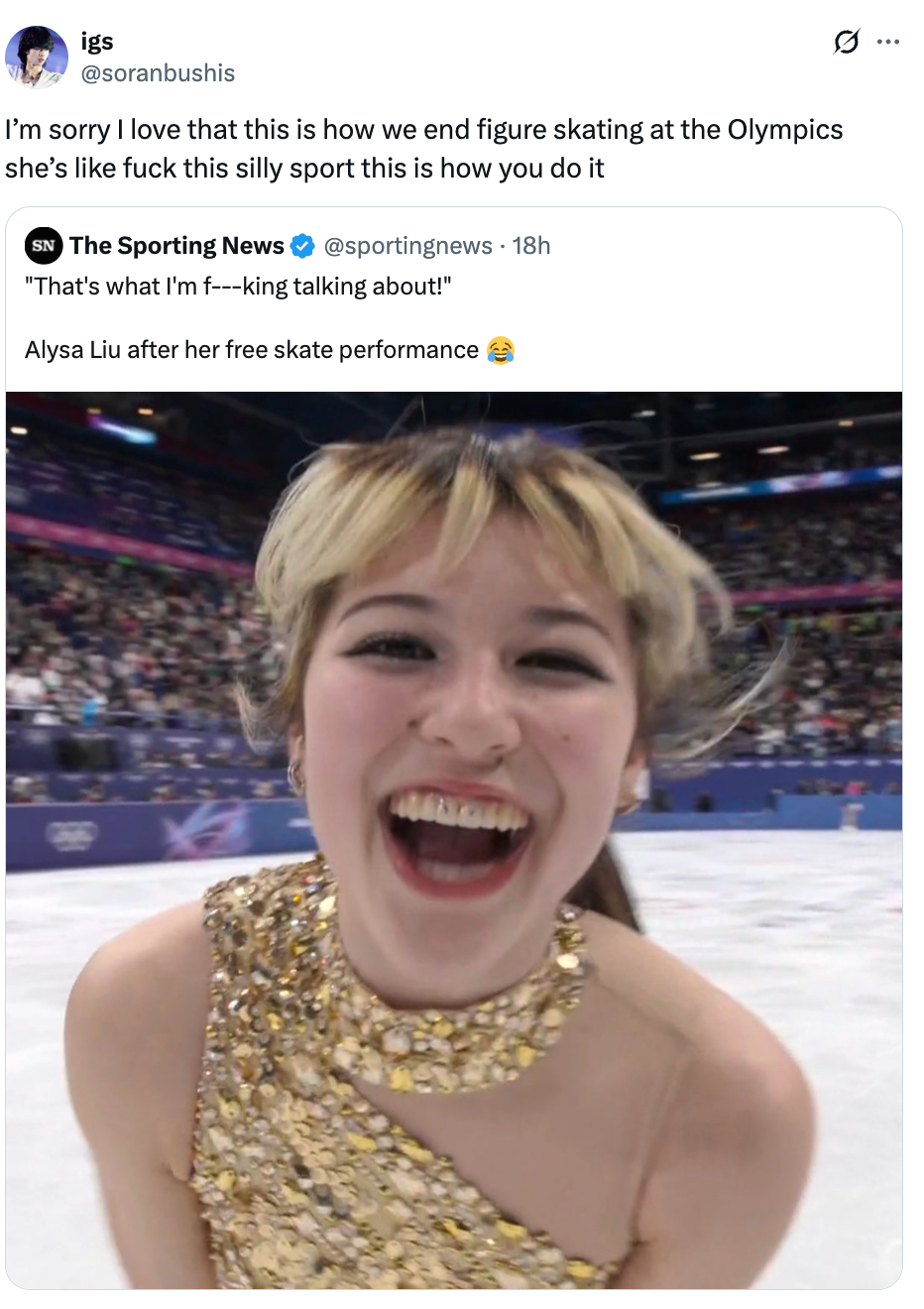 En ung kvinne smiler glad i en skøytebane, iført et glitrende antrekk, og feirer etter en kunstløpsforestilling