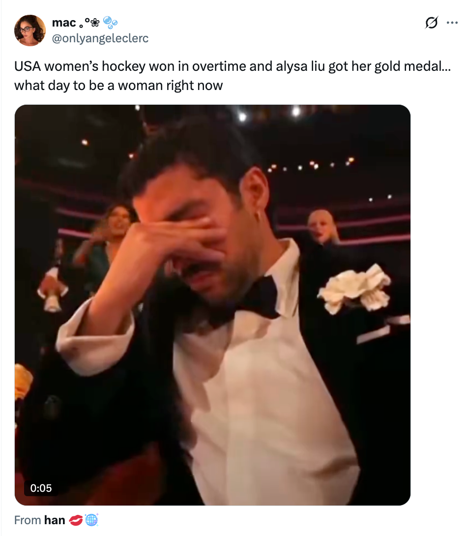 Person i formelle antrekk fremstår som emosjonell på et arrangement. Tweet-teksten nevner USAs seier i hockey for kvinner og Alysa Lius gullmedalje