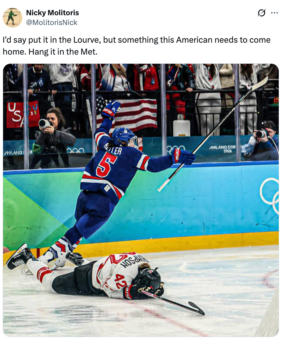 Hockeyspiller i aksjon skyver en annen spiller på isen under et spill. Tilskuere følger med fra tribunen