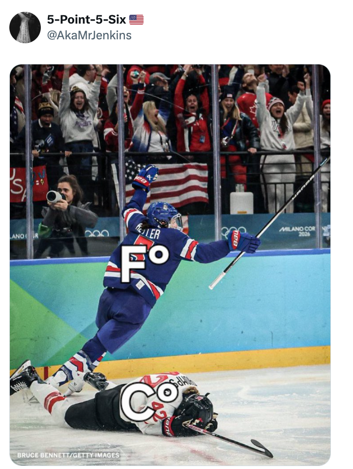 Hockeyspiller feirer mål mens fansen jubler; en annen spiller er på isen. Begeistret folkemengde i bakgrunnen