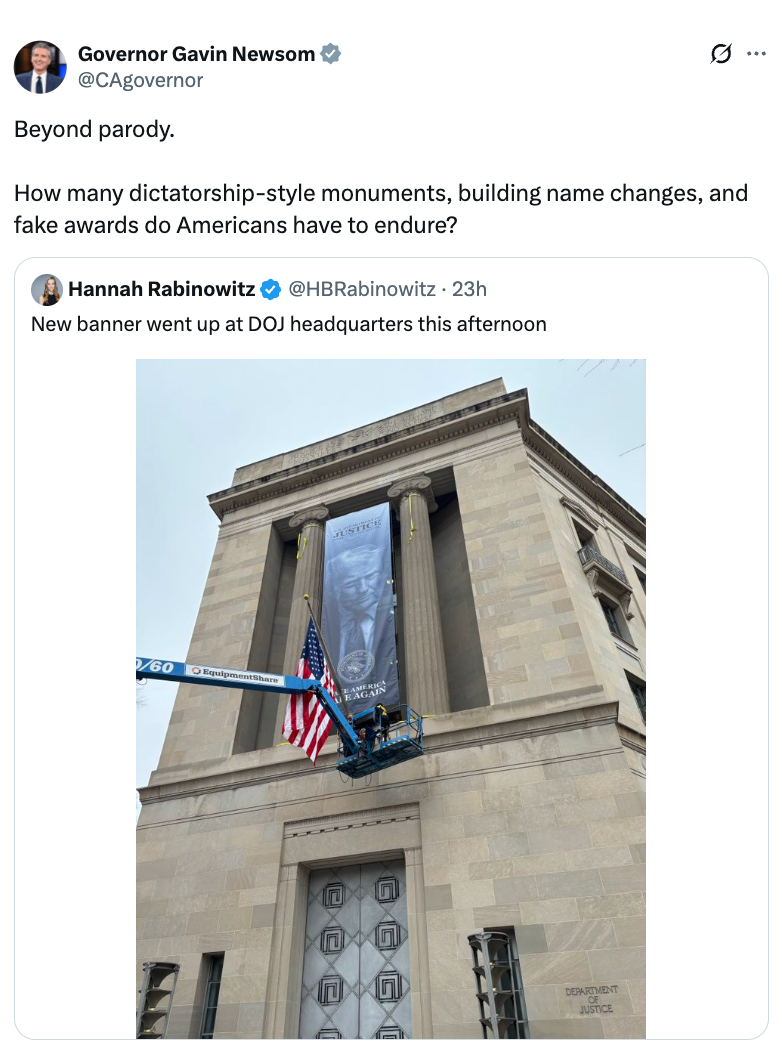 DOJ-bygning med et stort banner av Merrick Garland som installeres. Guvernør Gavin Newsom kommenterer det, og kritiserer det som