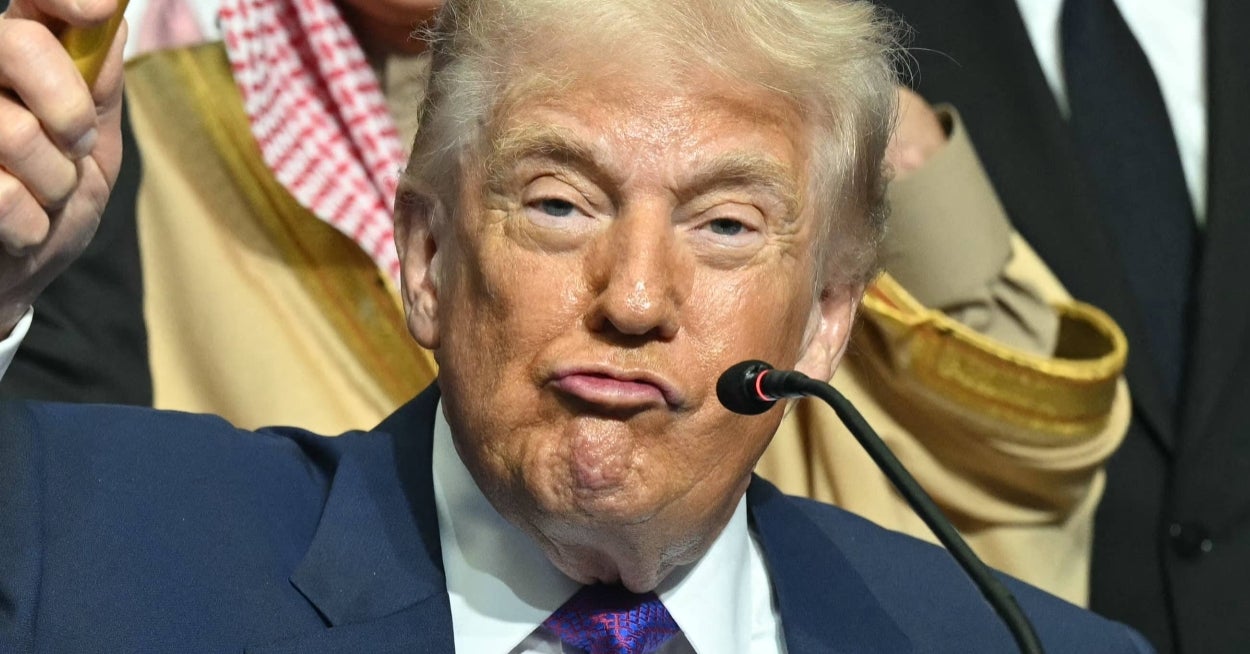 Alle sier det samme om Trumps siste humongous banner han satte opp om seg selv