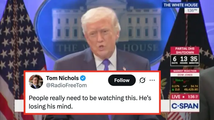 Donald Trump på et pressekonferansepodium med tweet-overlegg som leser folk virkelig trenger å se dette. han mister forstanden