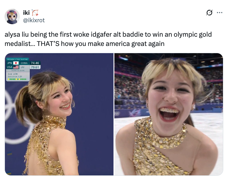 Kunstløper i gullfarget antrekk med paljetter smiler på isen etter å ha opptrådt på en konkurranse