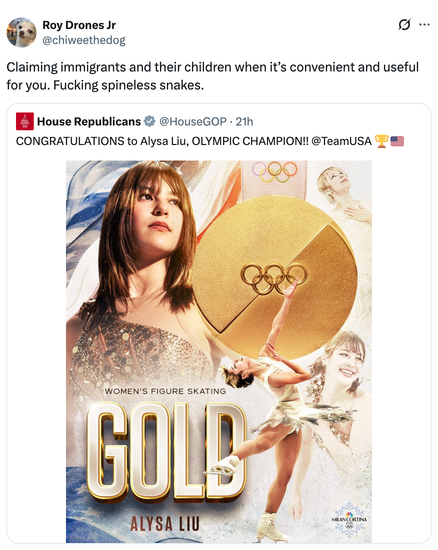 Et innlegg på sosiale medier viser en tweet som gratulerer Alysa Liu med seier i OL på kunstløp, overlagt med kritiske kommentarer om politisk hykleri