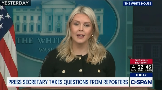 Kvinne taler på pressekonferansen i Det hvite hus, med C-SPAN-grafikk som viser en nedtelling av regjeringen