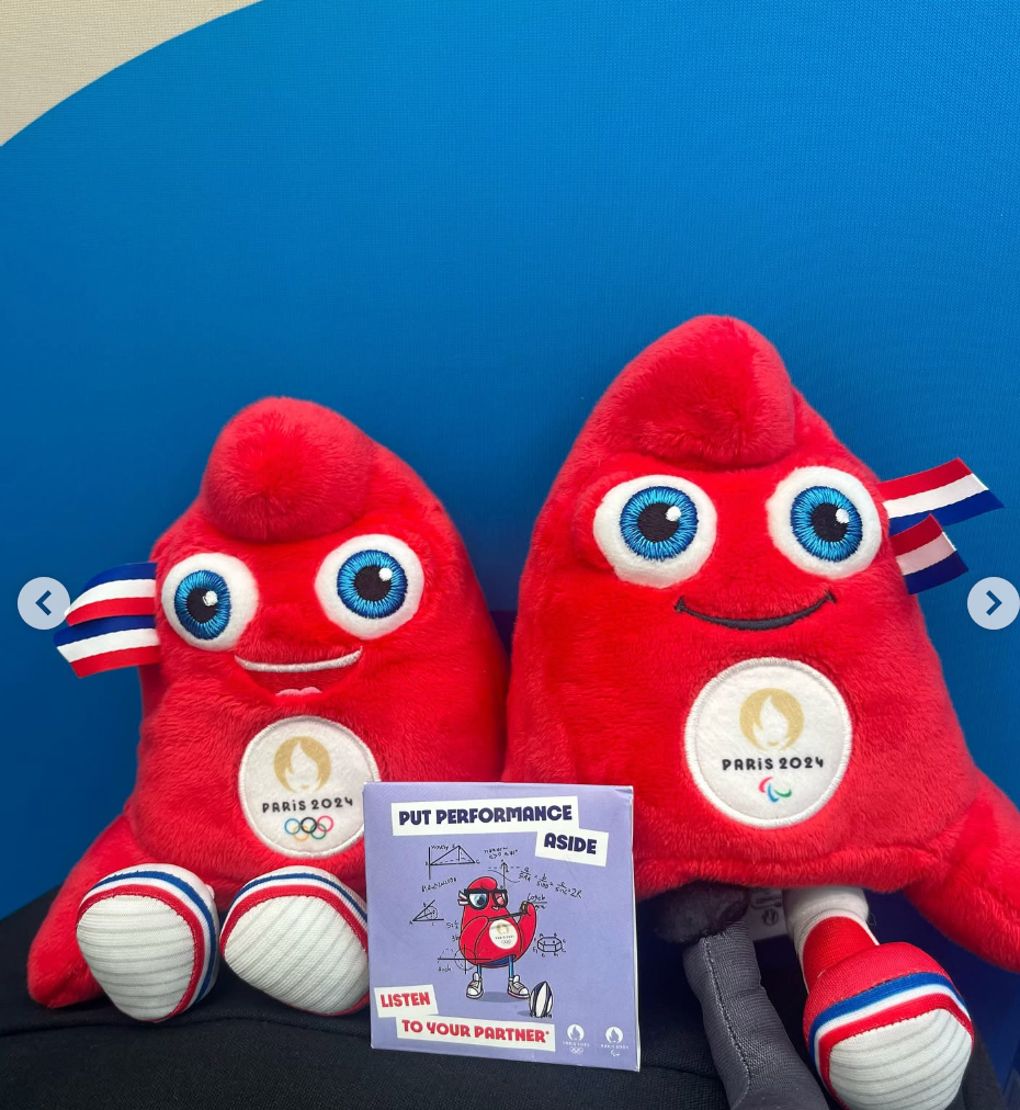 To plysjmaskoter med 