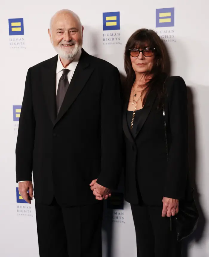Rob Reiner og Michele Singer Reiner står i formell antrekk på en rød løper på en menneskerettighetskampanje og poserer for bilder