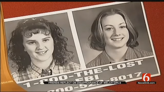 To svart-hvitt-bilder av savnede jenter, med hotline-nummer og nyhetstekst under