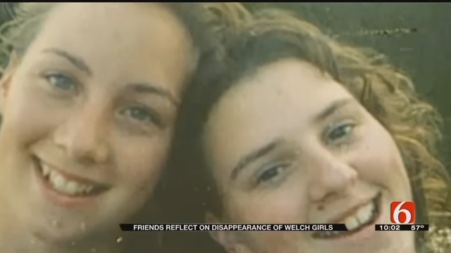 To smilende mennesker ligger tett sammen og ligger nede. En nyhetsticker lyder: 