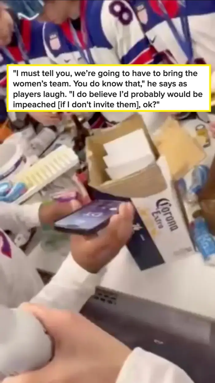 Gruppe feirer med drinker, gullmedaljer og lagdrakter. En person holder en telefon, og spiller muligens musikk. En boks øl står på bordet