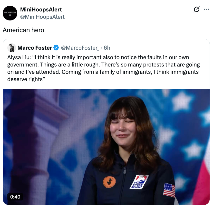 Ung person snakker på et arrangement med et amerikansk flagg i bakgrunnen, og uttrykker støtte til innvandrere' rettigheter