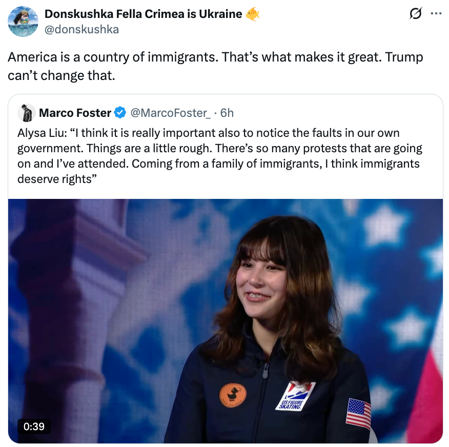 En person snakker på scenen om viktigheten av å legge merke til politiske feil og fremhever innvandrernes rolle