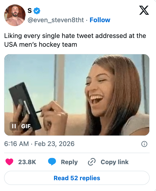 Tweet viser en kvinne som smiler og banker på et nettbrett, med bildeteksten om å like hat-tweets adressert til USAs menns hockeylag