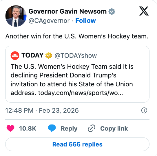 Tweet av Gavin Newsom som berømmer det amerikanske kvinnehockeylaget for å ha avslått en invitasjon til en Trump-adresse