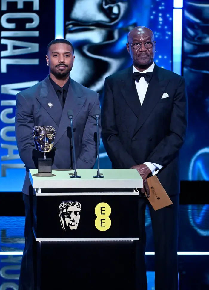 Michael B. Jordan og Delroy Lindo på et podium på en scene