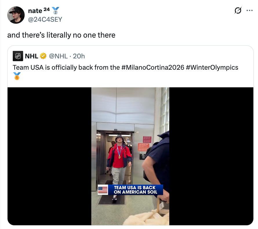 Tweet om Team USAs retur fra Milano Cortina vinter-OL 2026 med en bildetekst som antyder manglende tilstedeværelse av fans