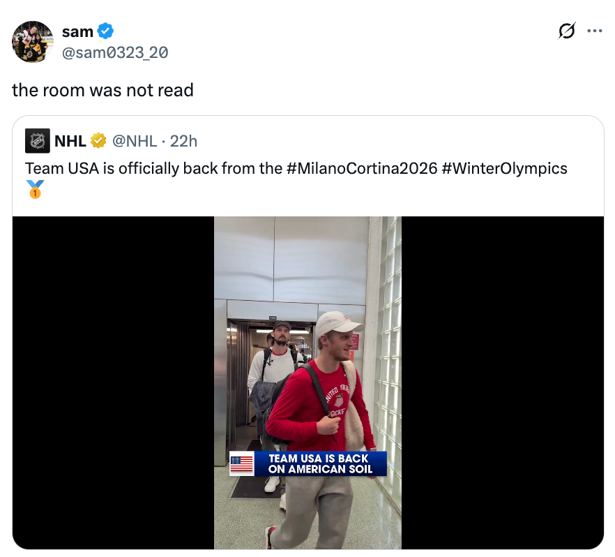 Person i rød genser og caps ser overrasket ut og går inn i en bygning med tekstoverlegg: 