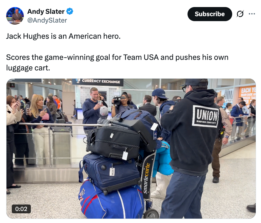 Hockeyspiller skyver bagasjevogn på en flyplass mens han er omgitt av folk som tar bilder. Tweet-tekst feirer en seier for Team USA
