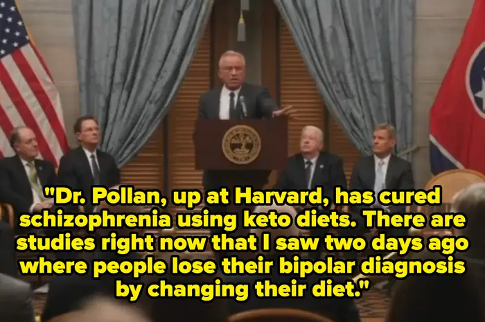 En politiker taler ved et podium, med tjenestemenn som sitter i nærheten. Et sitat på bildet diskuterer ketogene dietter og påstander om psykisk helse