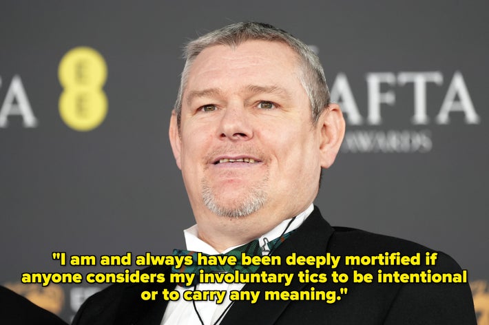 En person som har på seg en dress med rutete sløyfe på den røde løperen under en prisutdeling