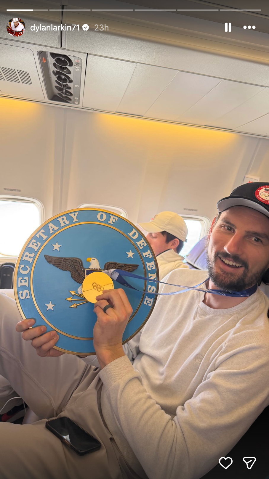 Person på et fly har en nyhet 