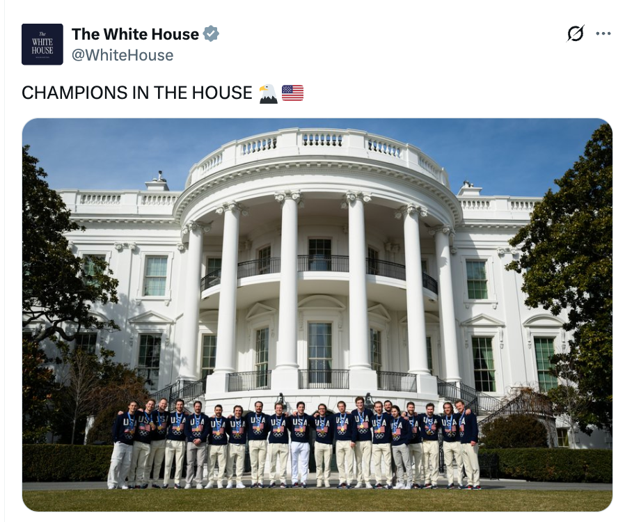 Lag i matchende "USA" jakker og bukser poserer foran Det hvite hus. Teksten ovenfor lyder "KAMPIONER I HUSET" med fjell- og flaggemojier