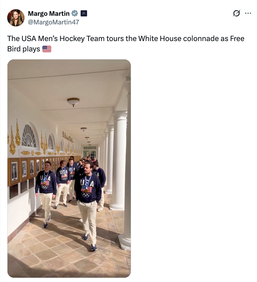 USAs hockeylag for menn i matchende antrekk går gjennom Det hvite hus søylegang som 