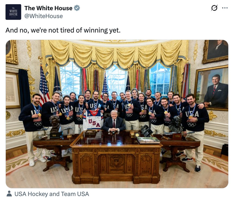 En gruppe OL-hockeyspillere i USA poserer sammen med presidenten i et utsmykket rom, med en lagtrøye. USA OL-antrekk