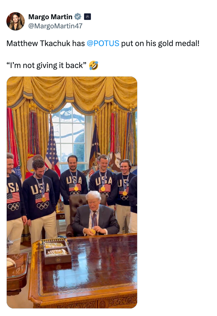 Gruppe i USA OL-gensere med en mann i dress ved en pult i Oval Office. Tweet tekst vitser om en gullmedalje og ikke gi den tilbake