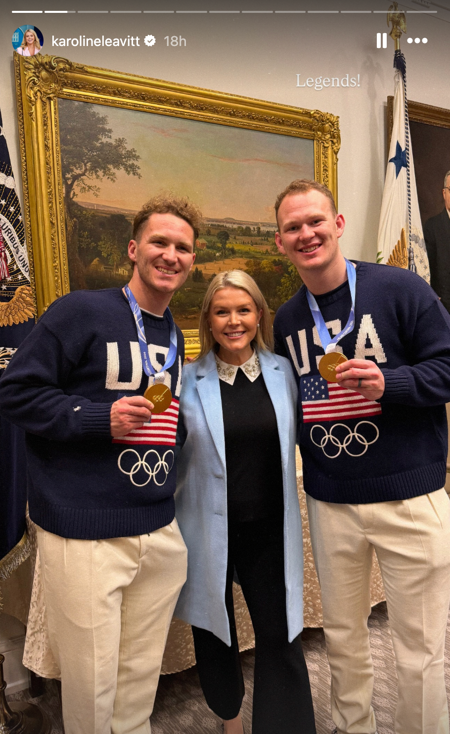 Tre personer smiler for et bilde, to har på seg «USA»; OL-gensere med medaljer; en kvinne i en lyseblå blazer står mellom dem