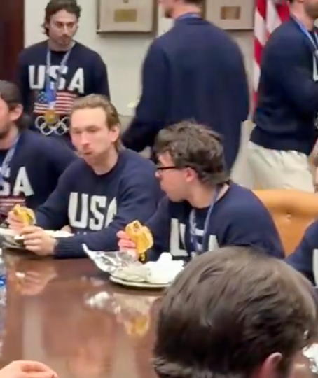 Gruppe menn som har på seg 