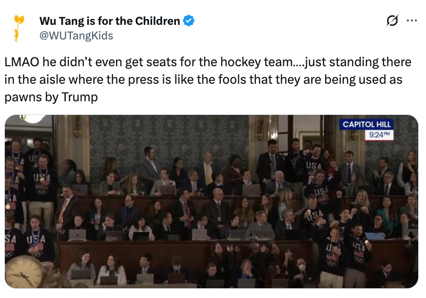 Overfylt Capitol Hill-samling der folk, inkludert de i antrekk med USA-tema, fyller midtgangen, humoristisk sammenlignet med å være pressebønder av tweeten