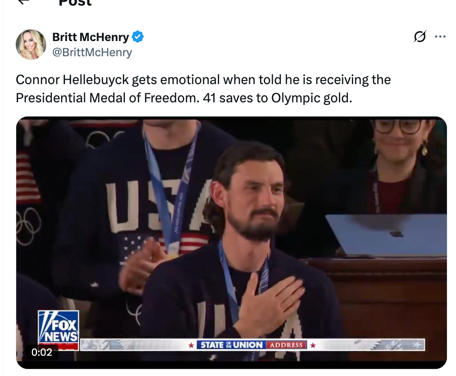 Mannen står med hånden på hjertet og virker emosjonell. Bildeteksten under bildet nevner at han mottok en medalje for sine prestasjoner