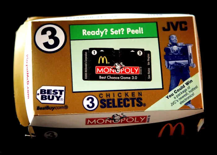Box of McDonald's Chicken Selects med Monopol-kampanje for en sjanse til å vinne en JVC-teknologipris