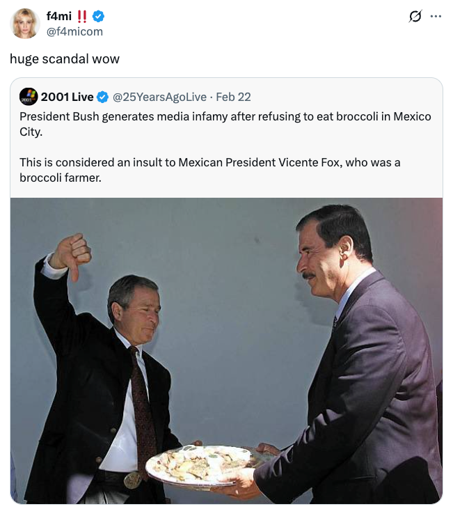 Tweet med en parodioverskrift om president Bush som forårsaket en skandale ved å nekte brokkoli i Mexico, med henvisning til president Fox, som var en brokkolibonde