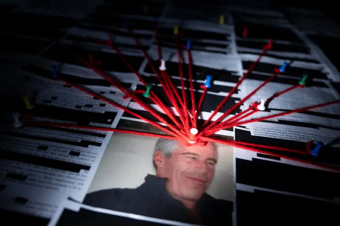 Bilde av en nyhetsundersøkelsestavle med røde strenger knyttet til et bilde, som indikerer en kompleks saksstudie eller konspirasjonsundersøkelse