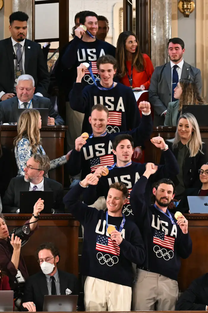 Medlemmer av det amerikanske olympiske hockeylaget for menn blir anerkjent av Trump når han leverer State of the Union