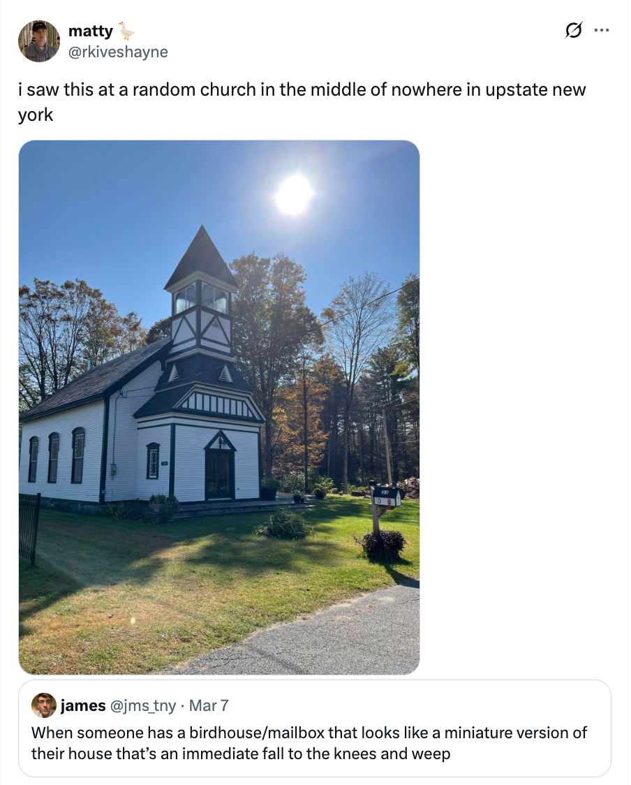 En liten kirke med et tårn under en strålende sol i delstaten New York; bildeteksten nevner likhet med en miniatyrhusmodell