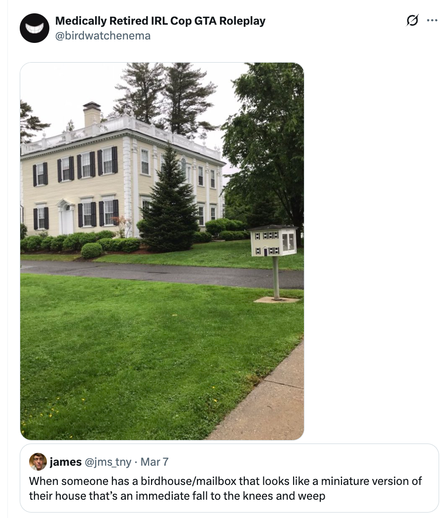 Stort hus med en matchende miniatyrpostkasse som ligner et fuglehus. Tweet-vits om at postkassen ligner forårsaker følelsesmessige reaksjoner