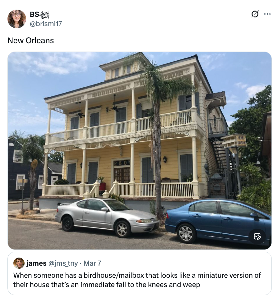 Toetasjes hus med fuglehuspostkasse utenfor. Tweet under kommentarer om sjarmen til fuglehuspostkasser