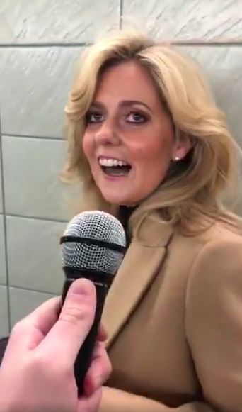 Charlotte Awbery synger