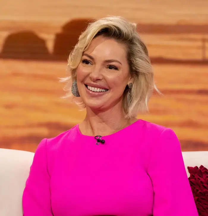 Katherine smiler på et talkshowsett