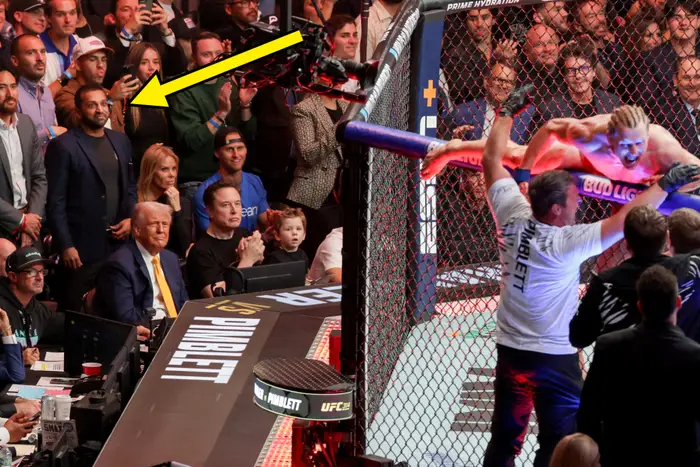 Kash Patel ser på UFC-kampen; mennesker inne i åttekanten.