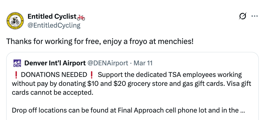 Tweet av Entitled Cyclist: "Takk for at du jobber gratis, nyt en froyo på menchies!" Svar fra Denver Intl' Flyplassen ber om donasjoner til TSA-arbeidere, unntatt Visa-gavekort