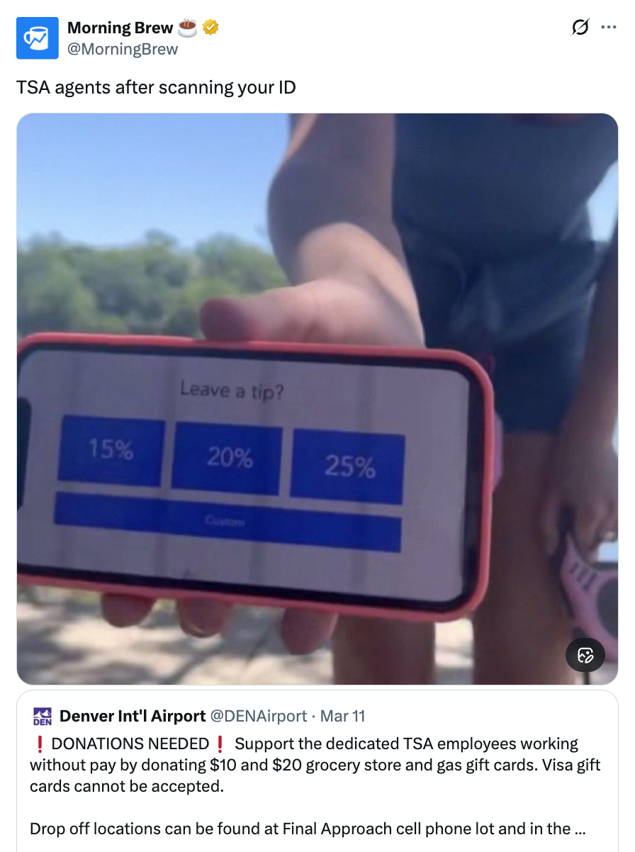 Person som holder en smarttelefon som viser tipsalternativer: 15 %, 20 %, 25 %. Tweet vitser om TSA og viser donasjonsforespørsel fra Denver internasjonale flyplass