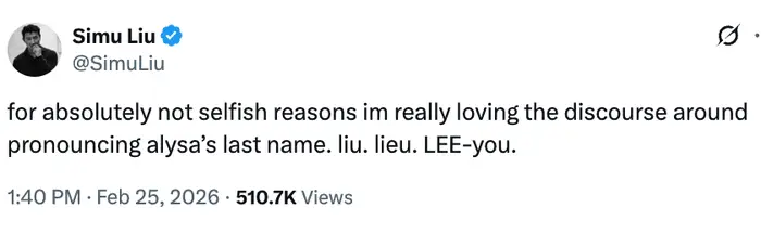 Simu Liu kommenterer humoristisk diskursen om å uttale Alysas etternavn, og trekker paralleller til forskjellige uttaler av hans eget navn