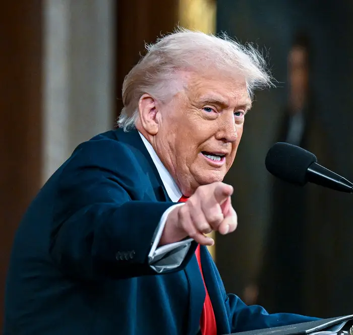 President Donald Trump taler ved et podium